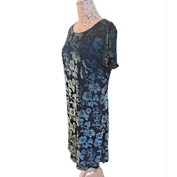 Beauport Beautiful Black Background with Velvet Green Embossed Floral Size 2X - Picture 2 of 4